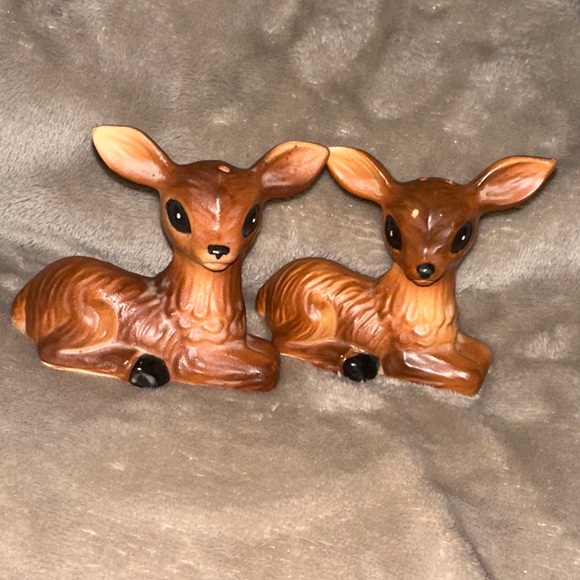 Vintage Deer Fawn Ceramic Salt & Pepper Shaker Set Japan Brown Deer Doe Sitting - Picture 1 of 6